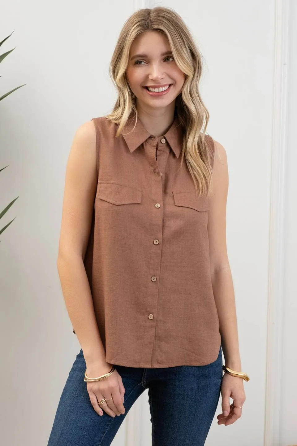 COLLARED SLEEVELESS SHIRT: LIGHT BROWN