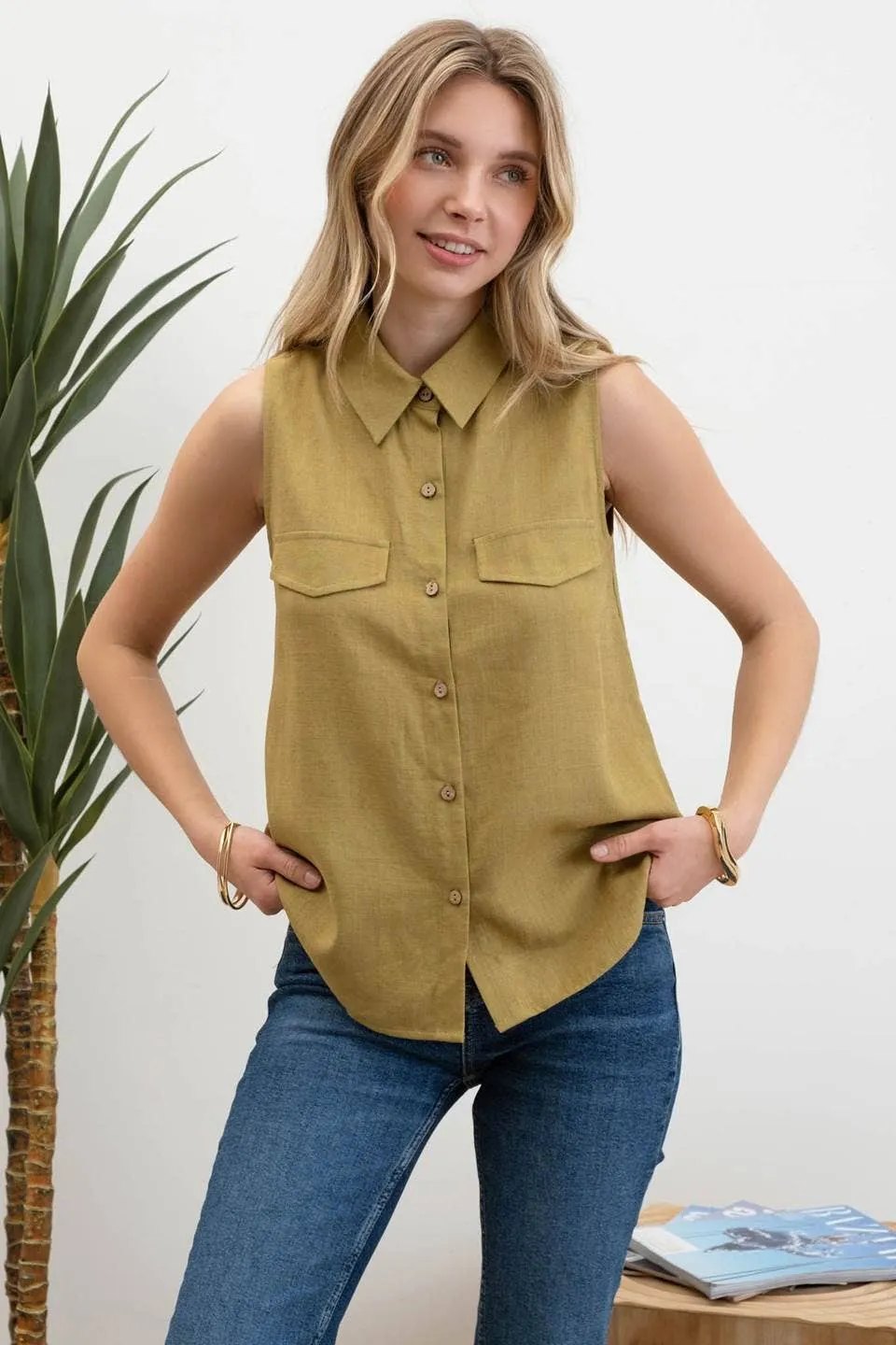 COLLARED SLEEVELESS SHIRT: LIGHT BROWN