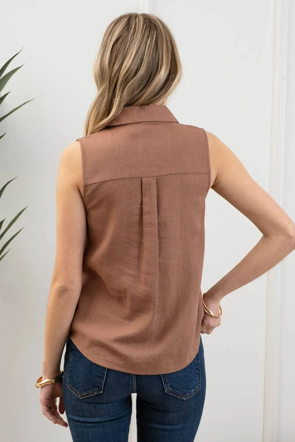 COLLARED SLEEVELESS SHIRT: LIGHT BROWN