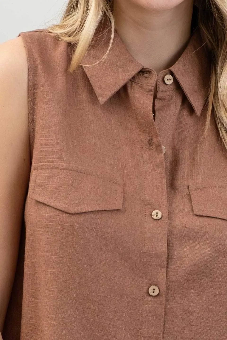 COLLARED SLEEVELESS SHIRT: LIGHT BROWN