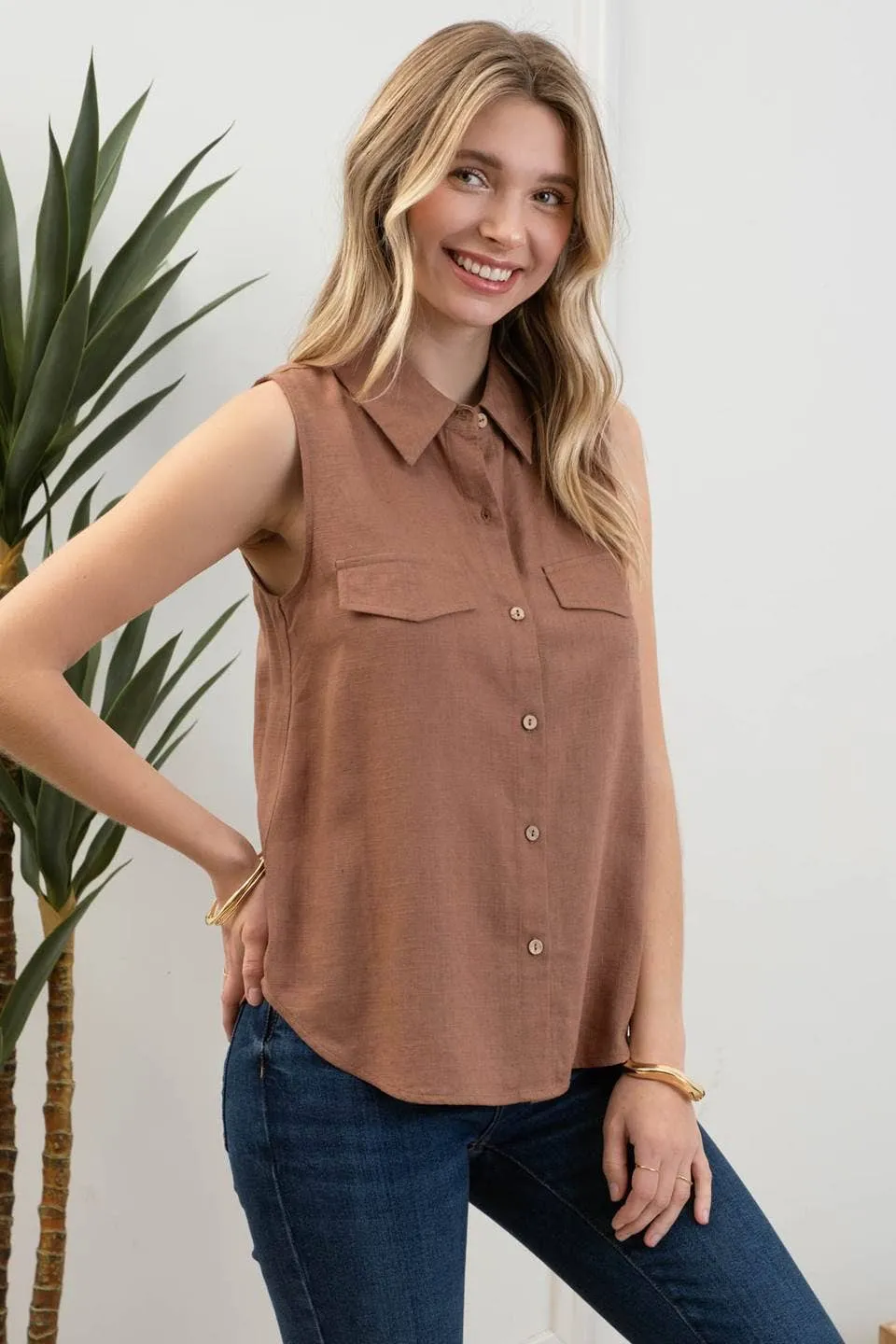 COLLARED SLEEVELESS SHIRT: LIGHT BROWN