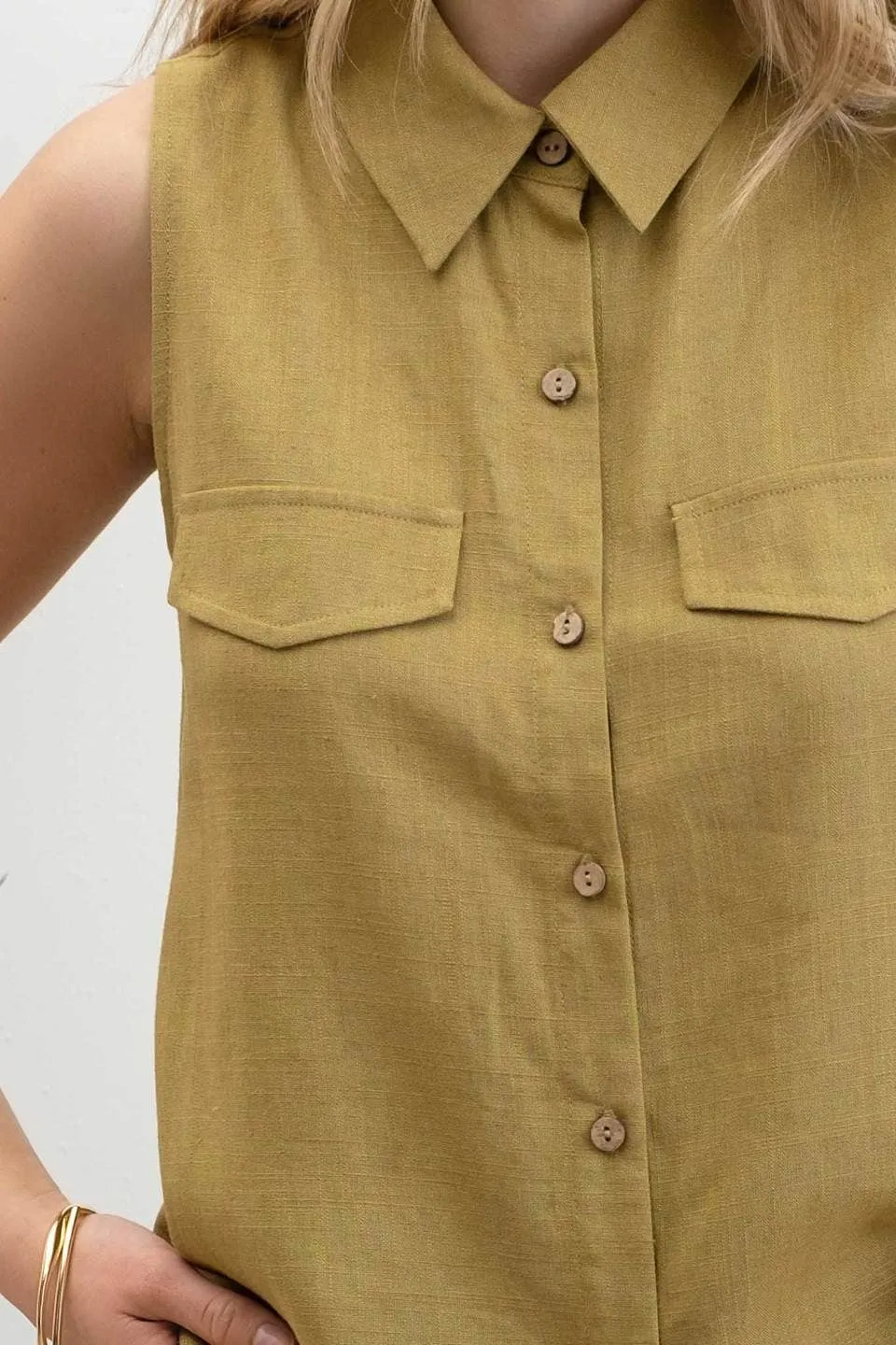 COLLARED SLEEVELESS SHIRT: LIGHT BROWN